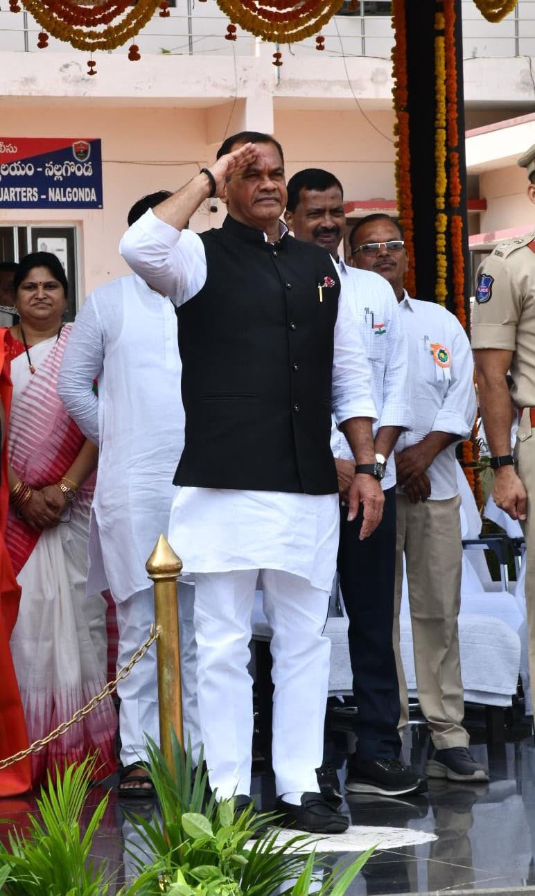 నల్లగొండ జిల్లా కేంద్రంలోని పోలీస్ పరేడ్ గ్రౌండ్‌లో జరిగిన 80వ స్వాతంత్ర్య దినోత్సవ వేడుకల్లో రాష్ట్ర రోడ్లు, భవనాలు, సినిమాటోగ్రఫీ శాఖ మంత్రి శ్రీ కోమటిరెడ్డి వెంకట్ రెడ్డి  - Additional Image